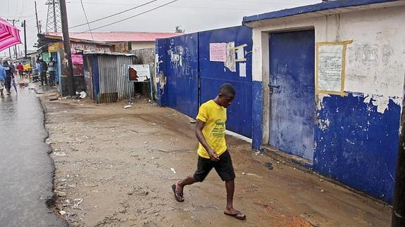 Un joven pasea por Monrovia 
