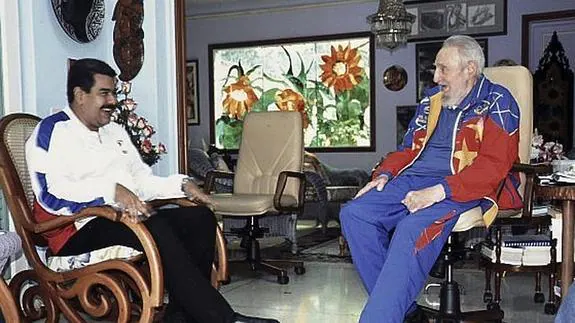 Reunión entre Fidel Castro (d) y el presidente de Venezuela, Nicolás Maduro. 