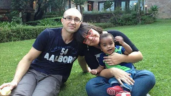 Sonia Alonso y Rubén Fernández con el niño que quieren adoptar.