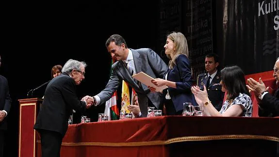 Pertegaz recibiendo en 2010 el premio nacional de Bellas Artes, de manos de los entonces Principes de Asturias. 