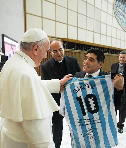 Maradona, con la camiseta que ha entregado a Francisco 