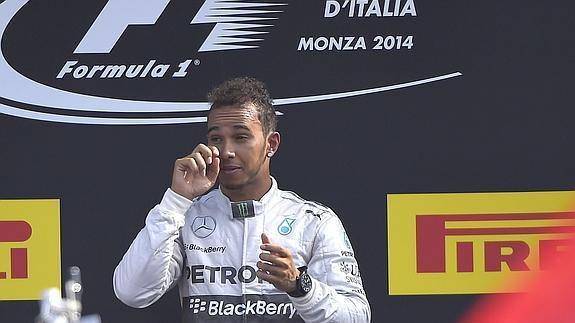 Hamilton, en el podio de Monza. 