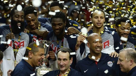 Los jugadores de Krzyzewski celebran la victoria. 