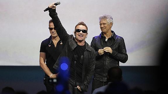 U2, tras su actuación en la keynote.