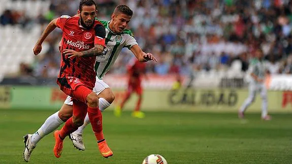 Vidal conduce el balón. 