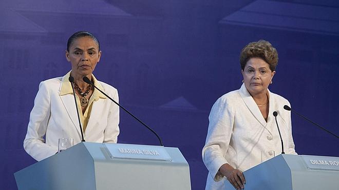 Marina Silva, a la izquierda, y la presidenta Dilma Rousseff, durante el debate televisado celebrado el pasado 19 de septiembre.EFE