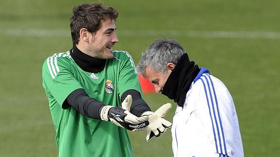 Casillas (i) y Mourinho. 