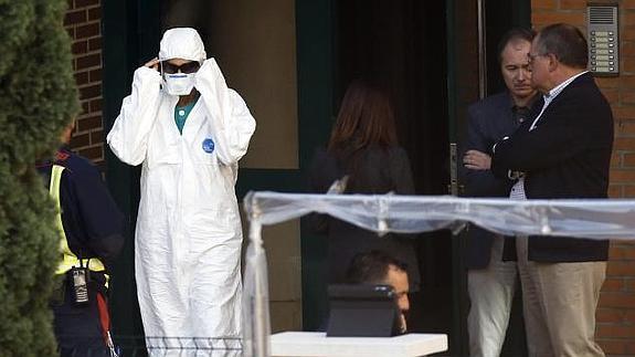 Un trabajador, a las puertas de la casa de la sanitaria con ébola. 