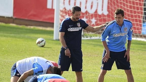 Simeone charla con Mandzukic