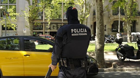 Un mosso vigila una calle céntrica de Barcelona. 