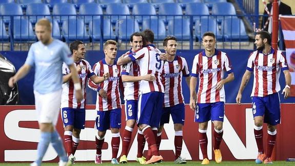 Los jugadores del Atlético de Madrid celebran uno de los goles ante el Malmoe 