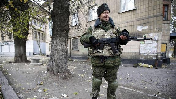 Un separatista prorruso monta guardia en una calle de Donetsk. 