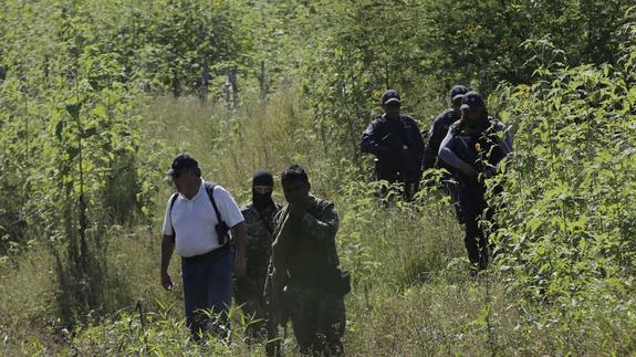 Los agentes de seguridad continúan con la búsqueda. 