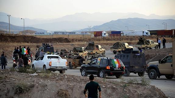 Un grupo de 'peshmergas' se dirige a Kobani desde Turquía. 