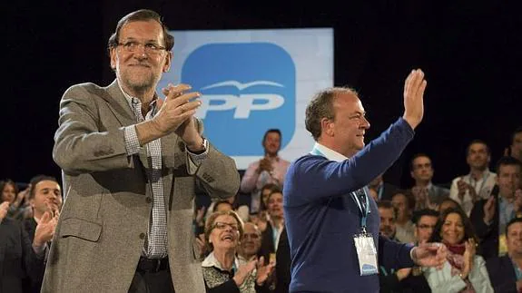 Rajoy (i) y Monago (d), durante la clausura.