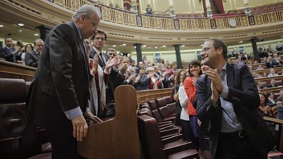 Alfonso Guerra (izq.), ovacionado por sus compañeros. 