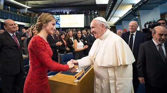 La reina Letizia y el papa Francisco.