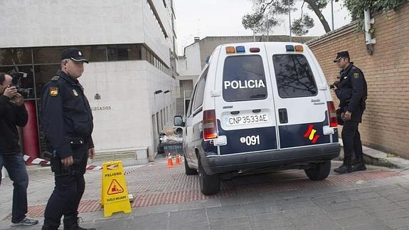 Furgón de la Policía Nacional que ha trasladado a uno de los sacerdotes detenidos. 