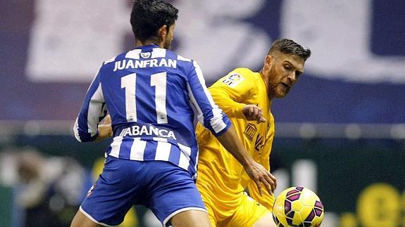 Juanfran (i) y Antunes. 