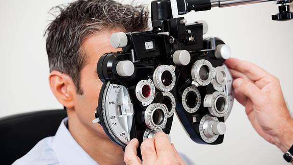 Un hombre revisa su vista en un oftalmólogo. 