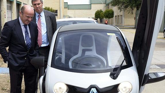 El ministro de Economía junto a un coche eléctrico Renault fabricado en Valladolid.  