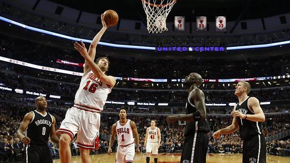 Pau Gasol lanza a canasta ante la mirada de Kevin Garnett. 