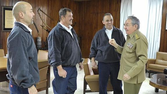 Castro recibió en la capital de la isla a los tres agentes que permanecían presos en EEUU desde 1998. 