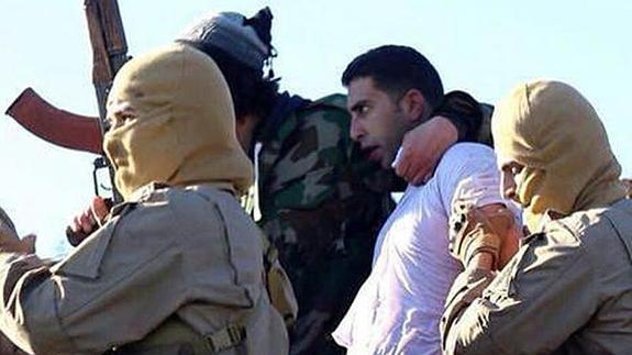 Miembros del Estado Islámico, con el piloto secuestrado. 