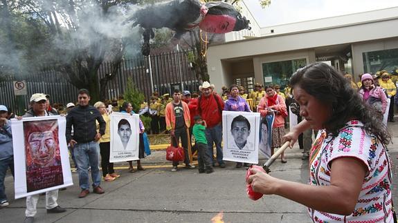 Los padres de los estudiantes desaparecidos en México protestan frente a la embajada de Alemania en México. 