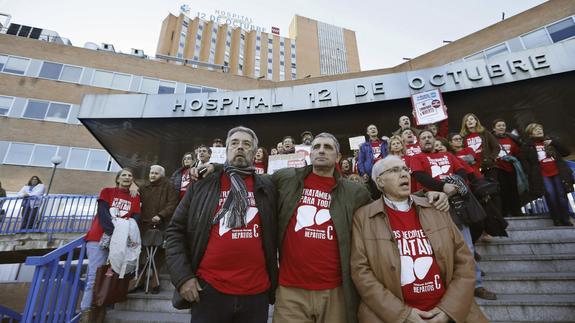 Miembros de la Plataforma de Afectados por la Hepatitis C, a las puertas del Hospital 12 de Octubre. 