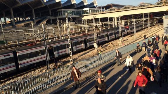 La gente abandona la estación de Atocha. 