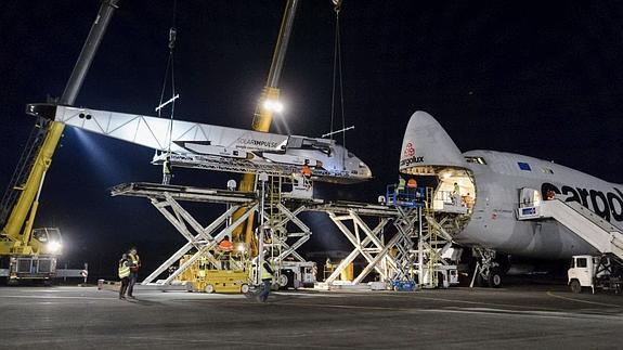 El Boeing que transportó a Solar Impulse II hasta Abu Dabi.