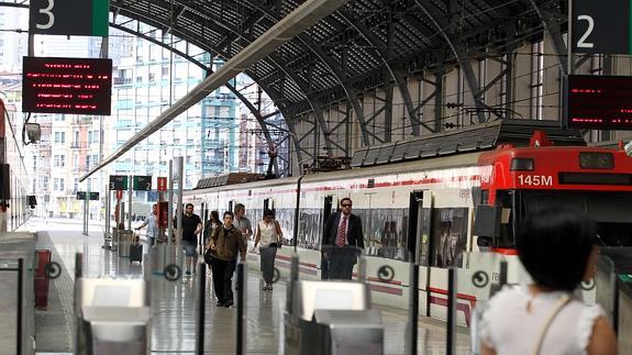 Pasajeros de un tren de cercanias en la estacion de Abando, Bilbao. 