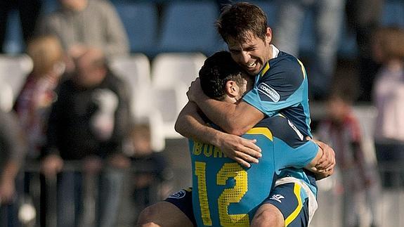 Iborra abraza a Coke. 