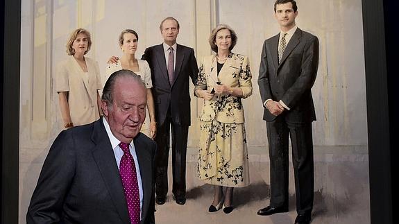 El rey Juan Carlos I acude a la inauguración en el Palacio Real del cuadro "La familia de Juan Carlos I. 