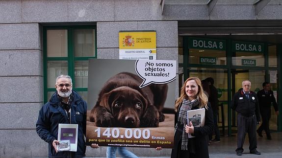 Entrega de las 140.000 firmas ante el Registro del Ministerio de Justicia.