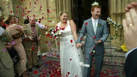 Una pareja, el día de su boda.