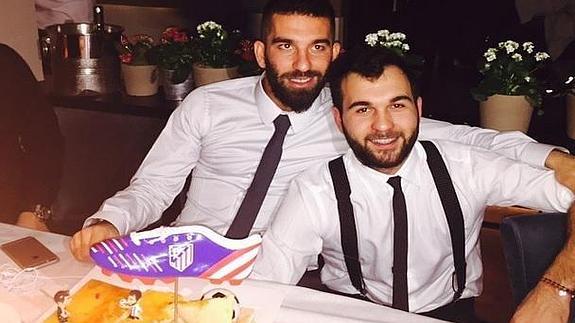 Arda celebró su cumpleaños con una tarta que emulaba lo sucedido