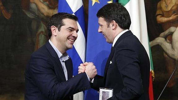 Alexis Tsipras estrecha la mano de Matteo Renzi.