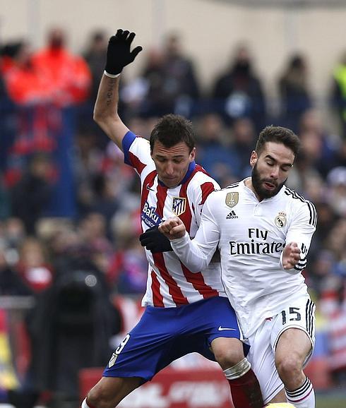 Mandzukic (i) y Carvajal (d) luchan por un balón. 