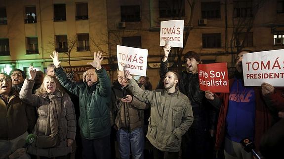Simpatizantes del PSM se concentran ante la sede del PSOE en Madrid
