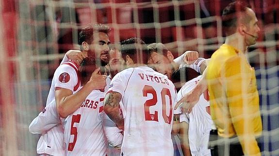 Los jugadores del Sevilla celebran el gol del triunfo. 