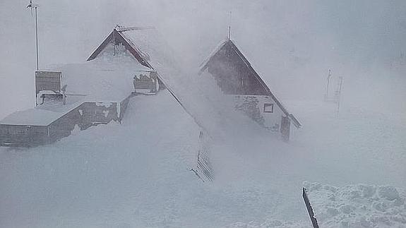 Una avalancha de nieve cubre un refugio en Aragón