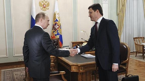 El presidente ruso, Vladimir Putin saluda al ministro ruso de Energía, Alexander Novak. 