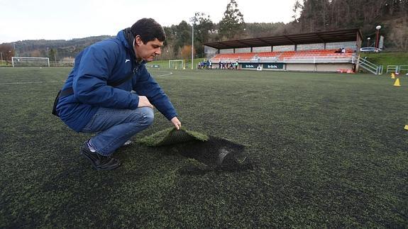 Campo de fútbol de césped artificial. 