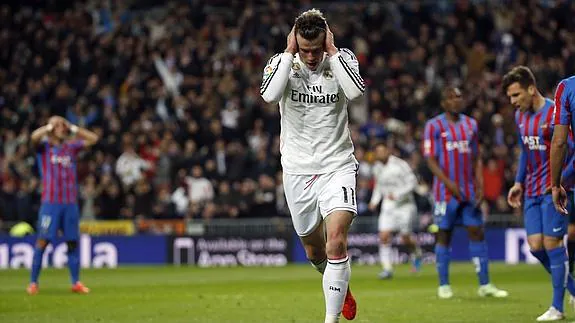 Bale se tapa las orejas después de marcar el primer gol. 