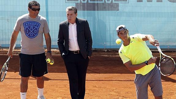 Toni Nadal (i), Santana (c) y Rafael, durante un entrenamiento. 
