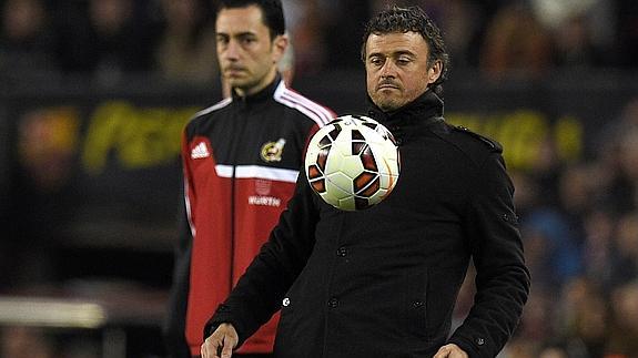 Luis Enrique para un balón durante el partido. 