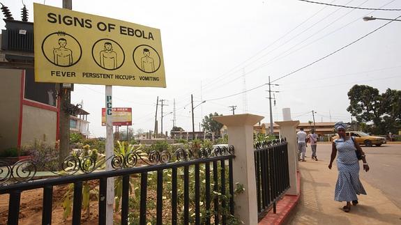 Cartel que alerta sobre los síntomas del ébola en Paynesville City (Liberia). 