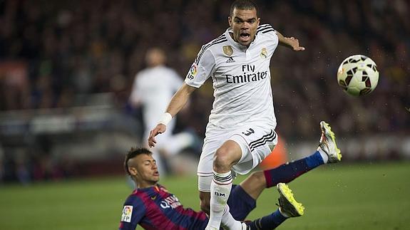 Pepe en un momento del partido contra el Barcelona. 
